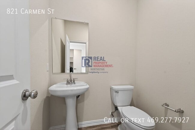 Building Photo - 821 Carmen St