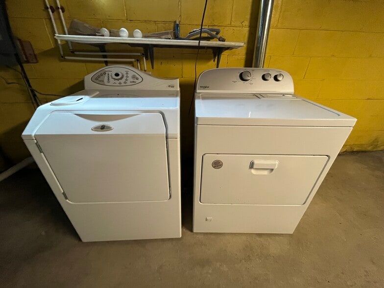 Building Photo - 393 W 20th St