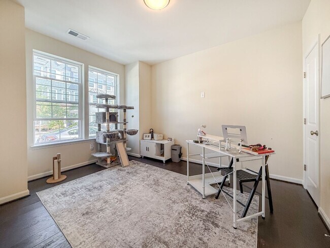 Building Photo - Stunning 4 bedroom townhome with garage