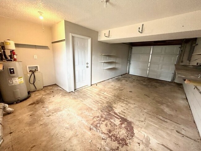 Building Photo - THREE BEDROOM/TWO BATH SPACIOUS HOME - CENTRAL LOCATION