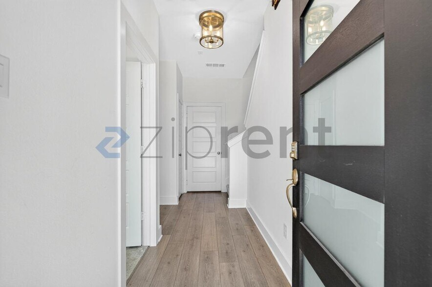 Building Photo - Unit