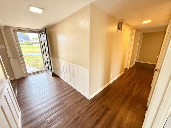 Building Photo - 3-bed/2-bath with two living spaces!