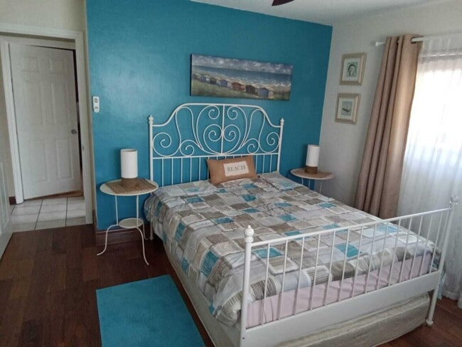 Building Photo - 1402 SW 25th Ave