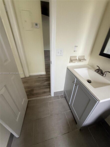 Building Photo - 472 Glenwood Dr