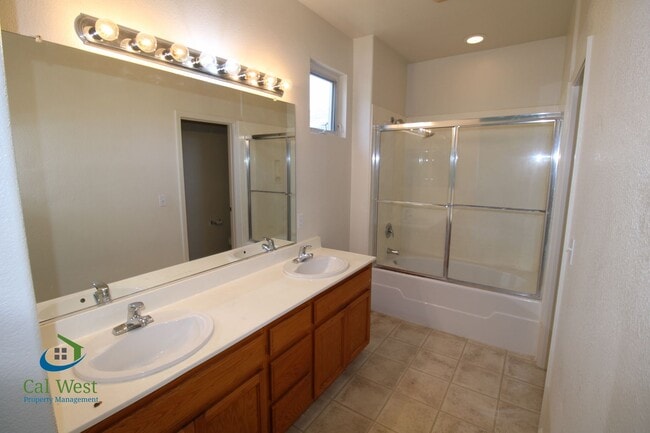 Building Photo - $3,695 - Spacious 2 Bedroom, 2.5 bath tri-level townhouse near Communication Hill in Lancaster Gates
