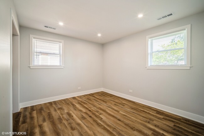 Building Photo - 648 Oakwood Ct