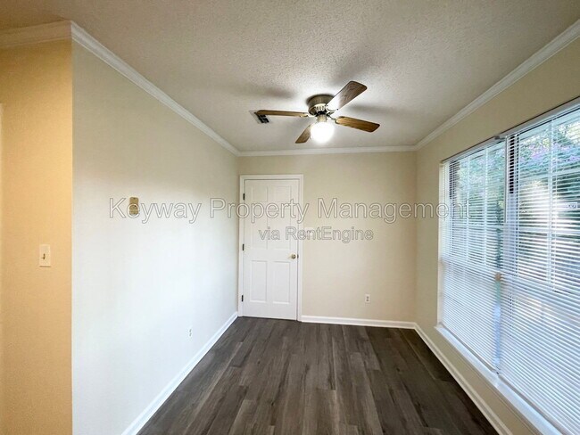 Building Photo - 642 Clinton Way W