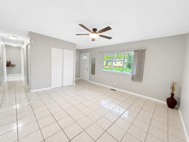 Building Photo - 6847 Hawthorne Ln