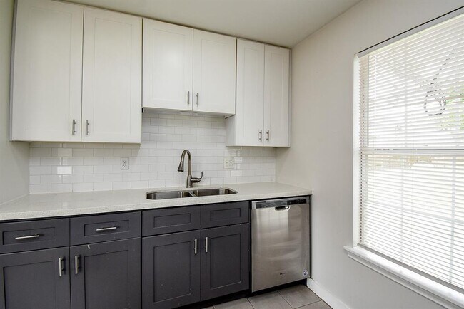 Building Photo - 1409 Zora St