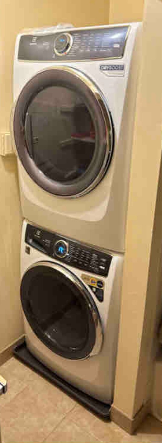 New 2025 washer & dryer - 1012 Ravens Crest Dr