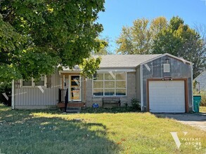 Building Photo - Cozy 2-Bedroom, 1-Bath Across From Pythian...