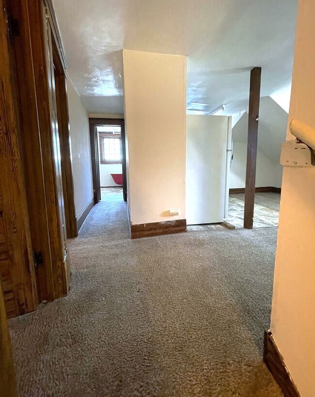 Building Photo - 2 Bedroom Top Level Apartment - ALL UTILIT...