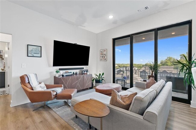 Building Photo - 112 Rogers St NE