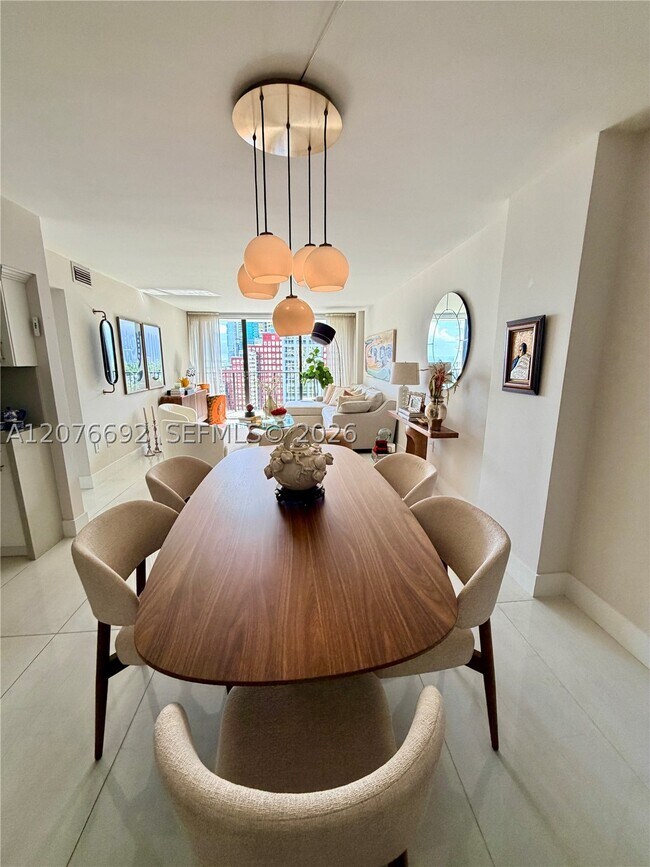 Building Photo - 1450 Brickell Bay Dr