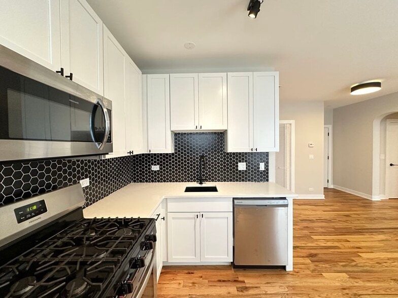 Building Photo - 643 W Wrightwood Ave