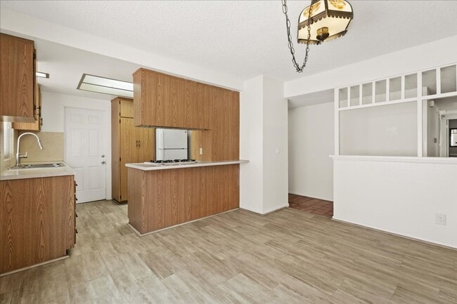 Building Photo - Spacious 3 Bed 2 Bath House w/ Central A/C...