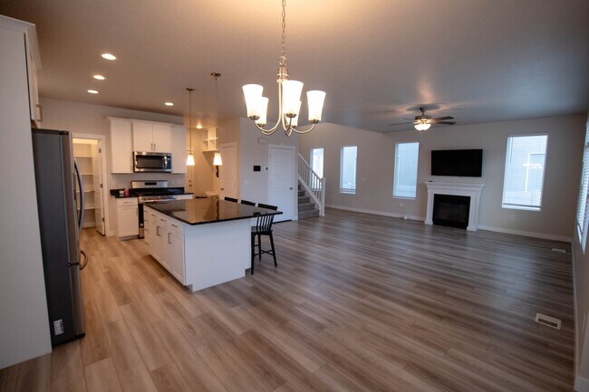 Building Photo - 4172 E Tivon Ln