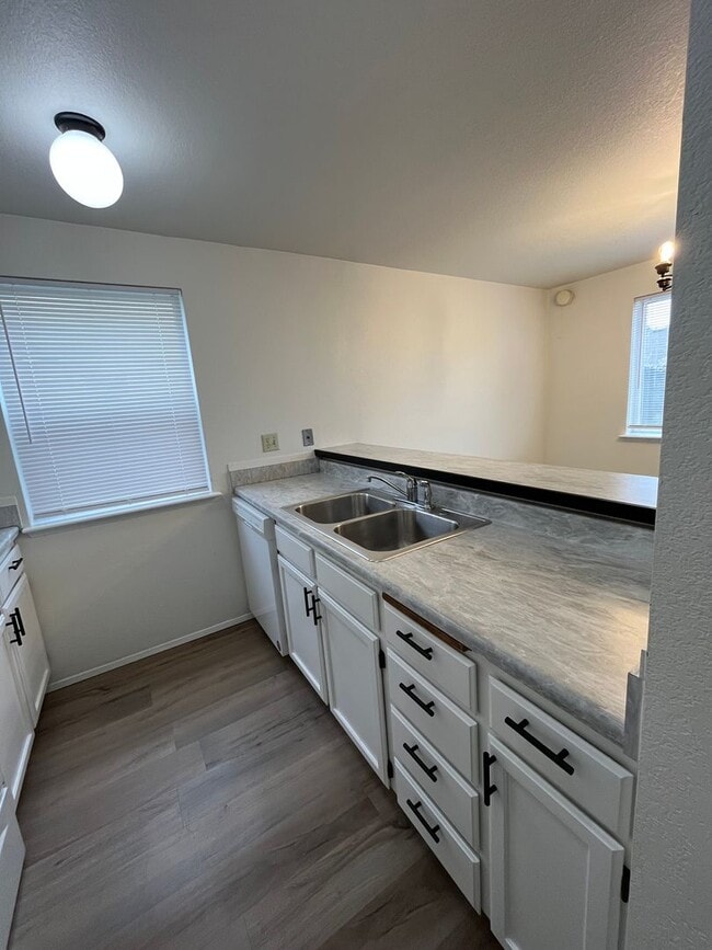 Building Photo - Conveniently Located 2 Bedroom in a Fourplex Unit