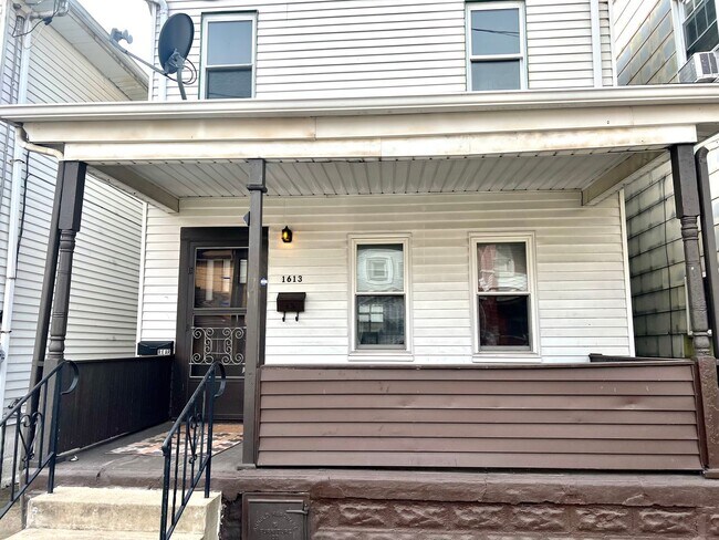 Building Photo - 1613 Fourth Avenue (Full Service)