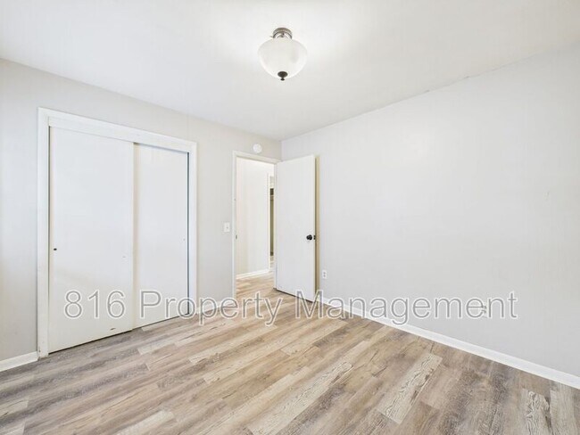 Building Photo - 405 E Culton St