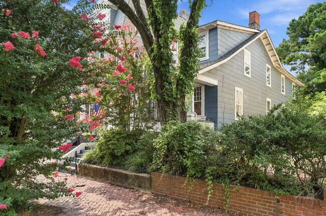 Building Photo - Live Steps from the Heart of Olde Towne