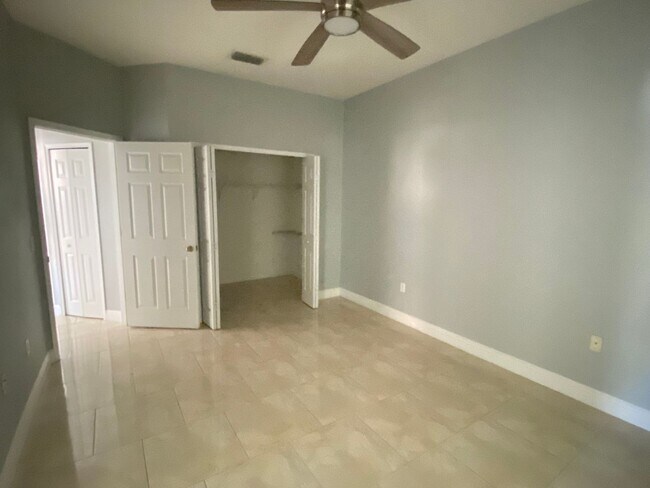 Building Photo - 4/3 Kissimmee Home with Guest-Suite