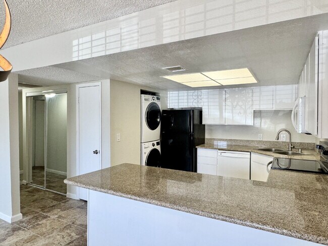 Building Photo - 2BR condo convenient location