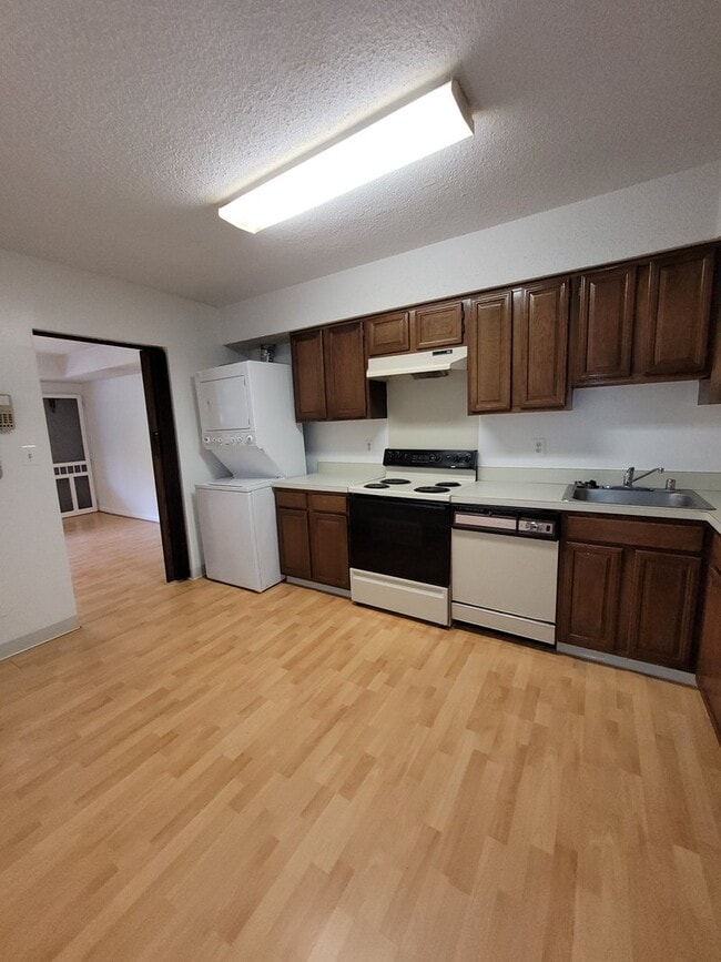 Kitchen - 3709 S George Mason Dr