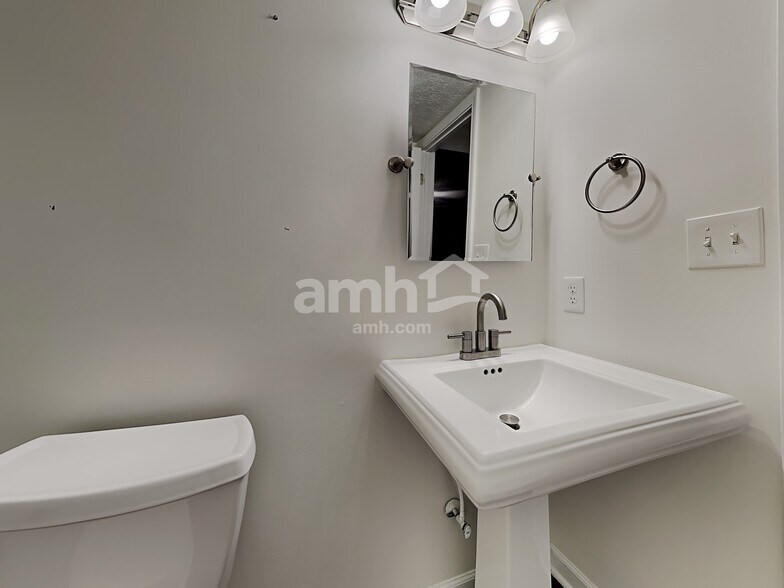 Building Photo - 643 Daniel Ct