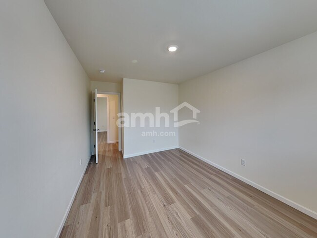 Building Photo - 1415 W 16th Ave