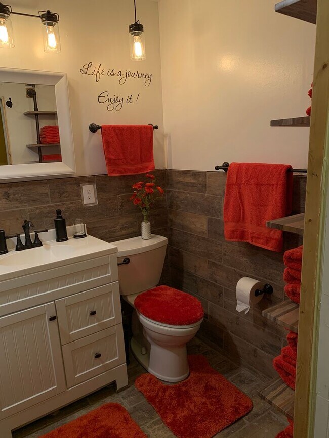 Building Photo - Fully furnished 2/2 corporate and long ter...
