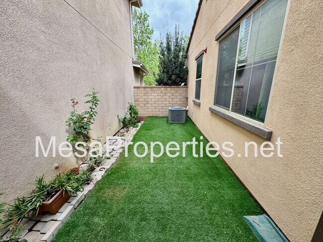 Building Photo - 3134 E La Avenida Dr