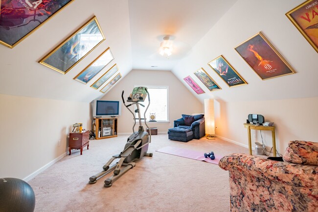 Building Photo - Gorgeous and Spacious 4 Bedroom home, Golf Course Views, Premium Finishes, Pet Friendly!