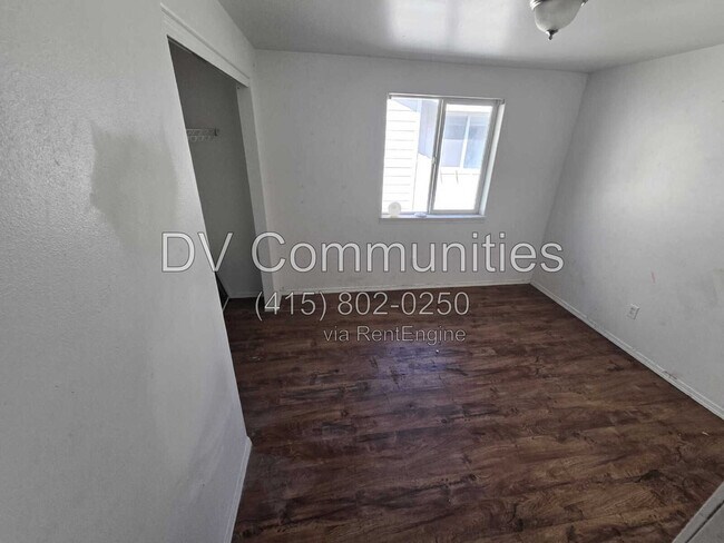 Building Photo - 2822 SW Juniper Ave