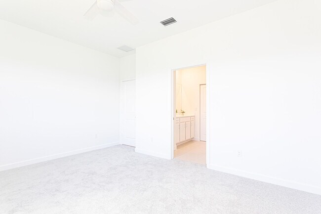 Building Photo - 630 SE Lk Fls St