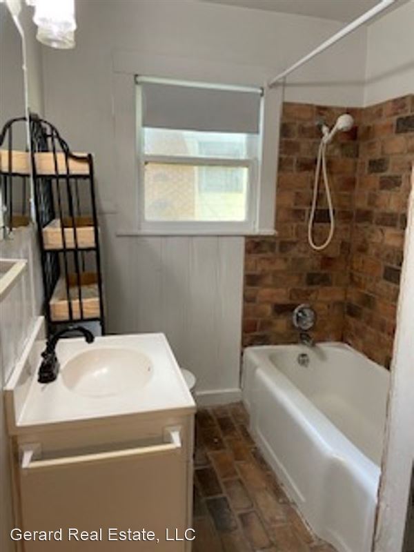 Building Photo - 342 College Dr