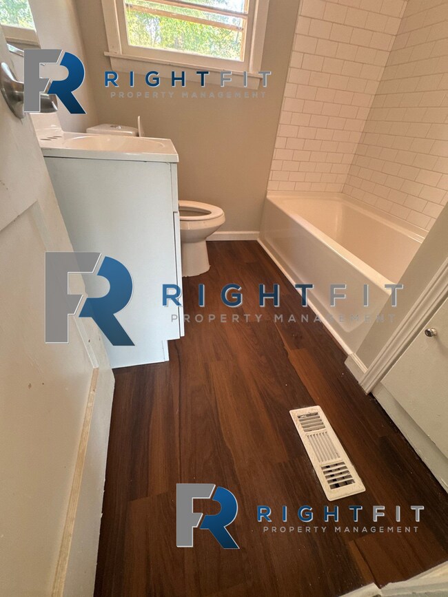 Building Photo - Charming House in Columbus