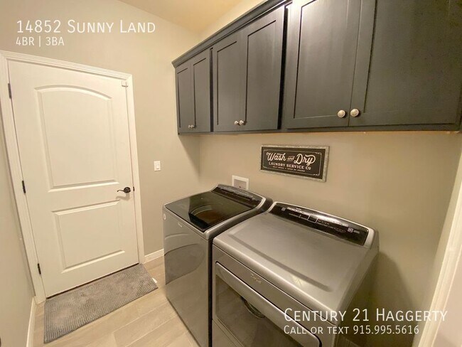 Building Photo - Gorgeous 4 Bedroom Refrig A/C Home