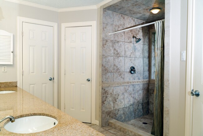 Building Photo - 1704 Crystal Hills Dr