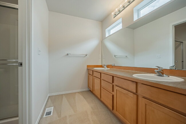 Building Photo - GATED COMMUNITY OF VERONA in LAKELAND HILLS!