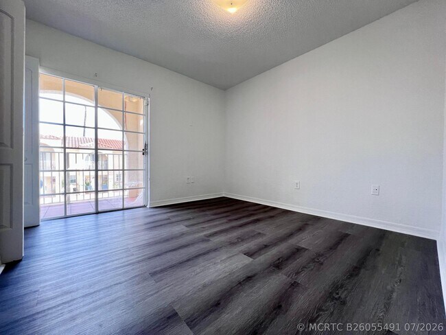 Building Photo - 519 W 68th St