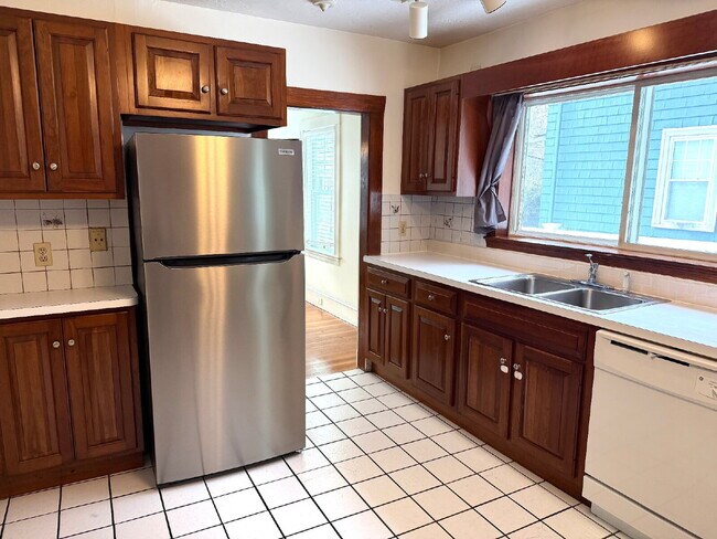 Building Photo - Charming 3-Bedroom Haven in prime Milton neighborhood!