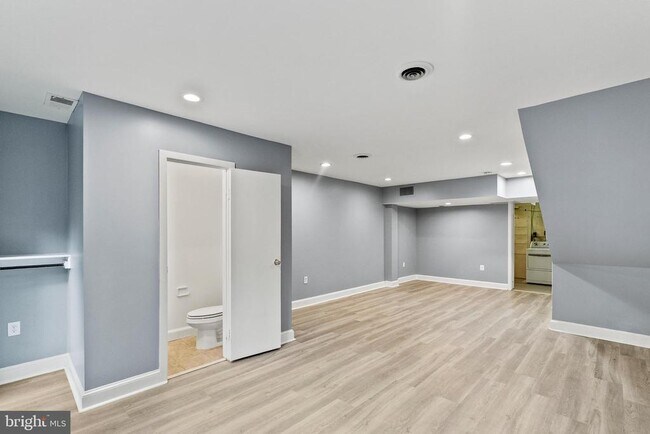 Building Photo - 4214 Embassy Park Dr NW
