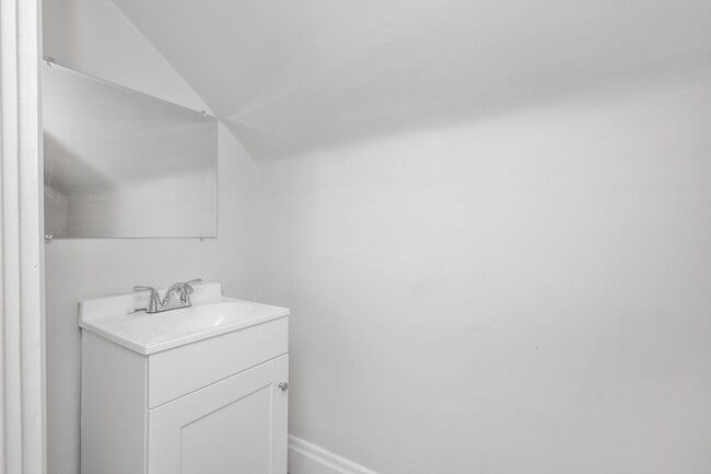 Building Photo - CHEVIOT- Charming 3 bedroom 1.5 bath