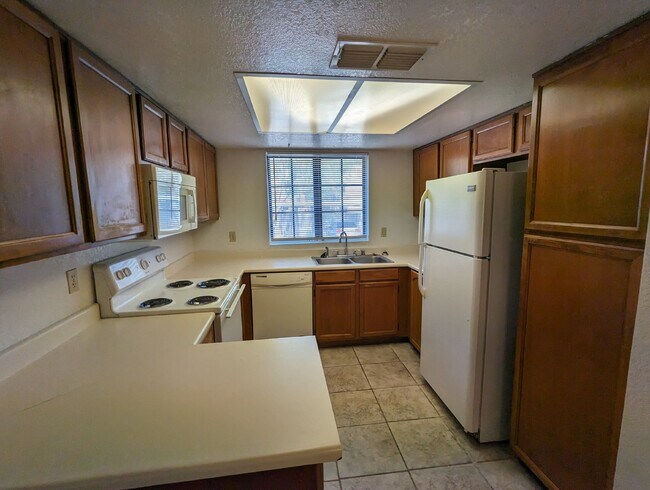Building Photo - 2 Bedroom 2 Bathroom in Tempe! Water, Sewe...