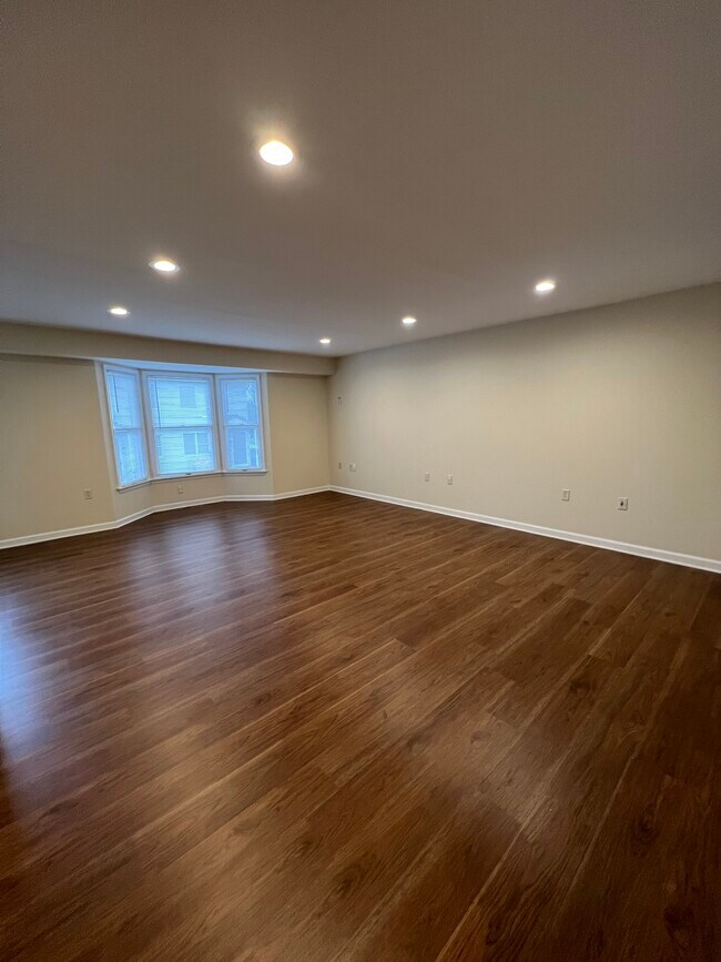 Building Photo - 4 N Locust St