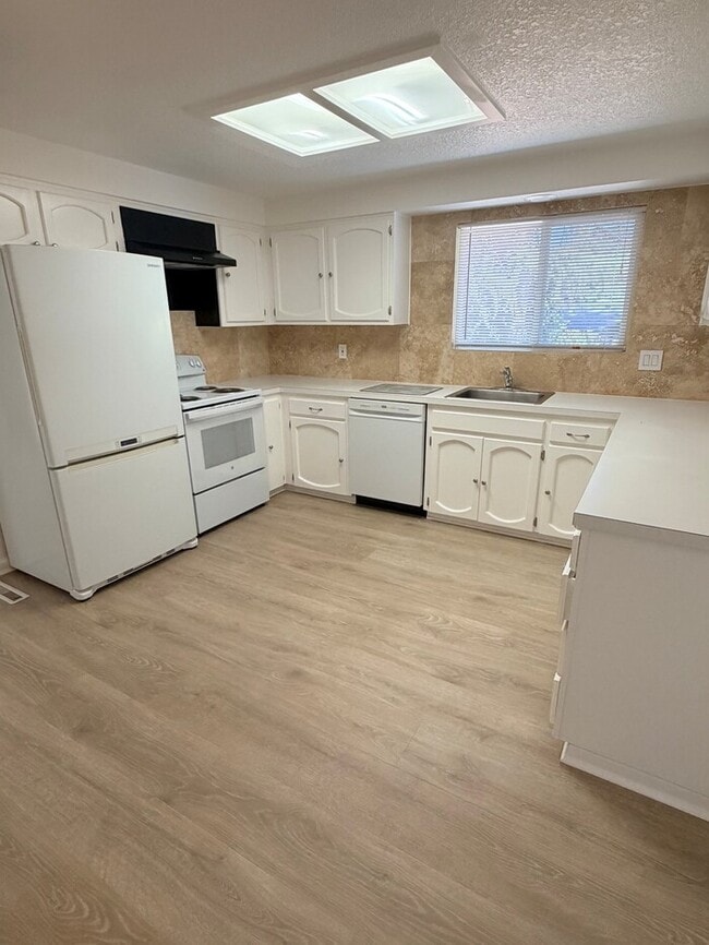 Building Photo - Spacious West Linn Ranch with Multiple Living Spaces, Large Fenced Backyard & Landscaping Included!