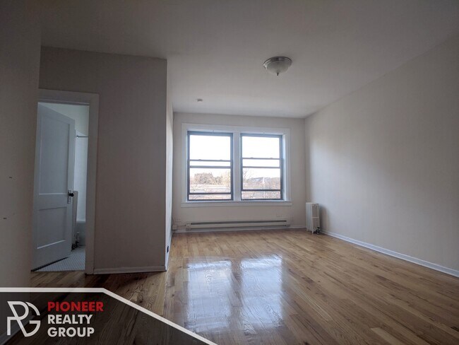 Primary Photo - 1050 W George St