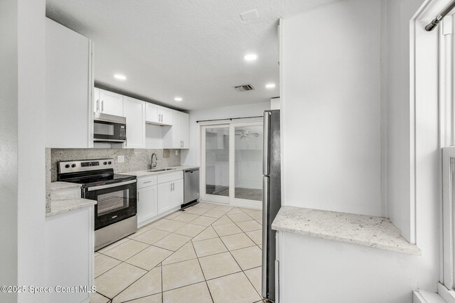 Building Photo - 1228 E Azalea Ct