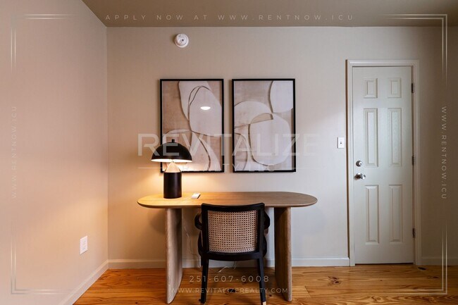 Building Photo - Fully Furnished Townhome w/ Private Garage